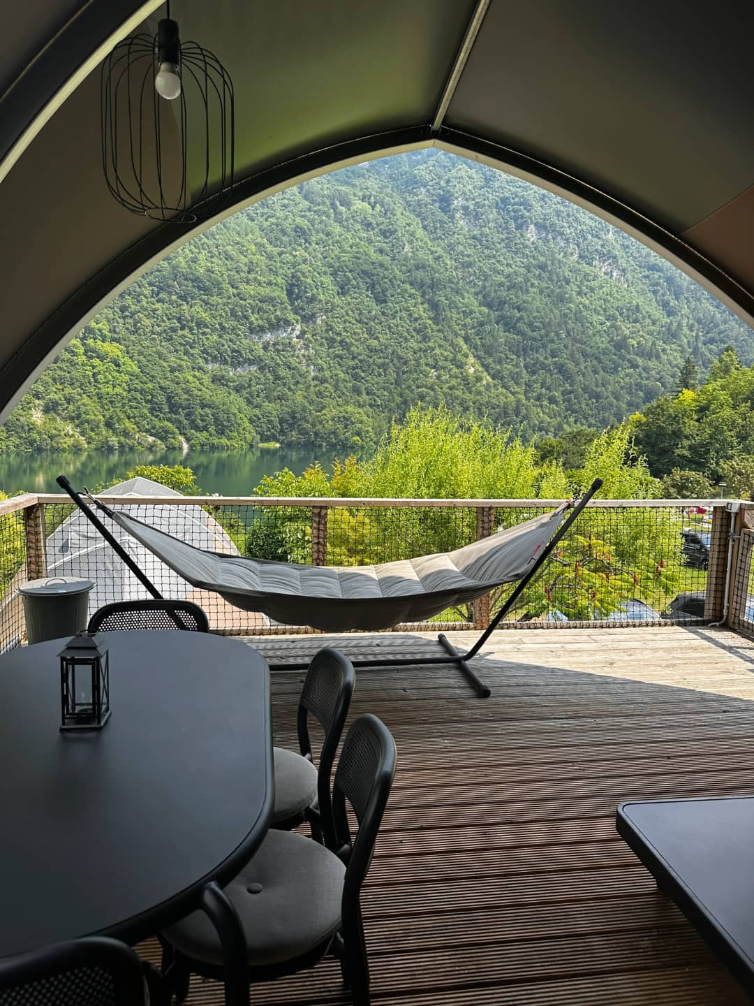 View from the Big Oak Lodge XL towards the terrace with the hammock and the mountains