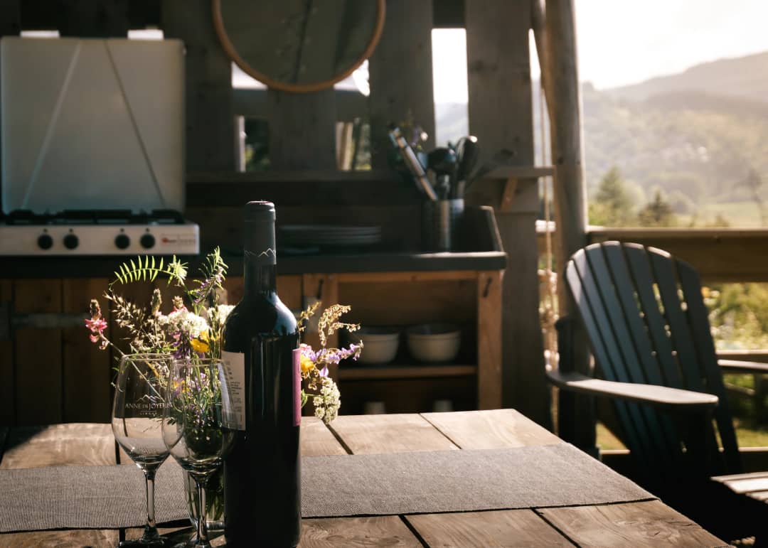 Outdoor kitchen and table on the terrace with views of the mountains